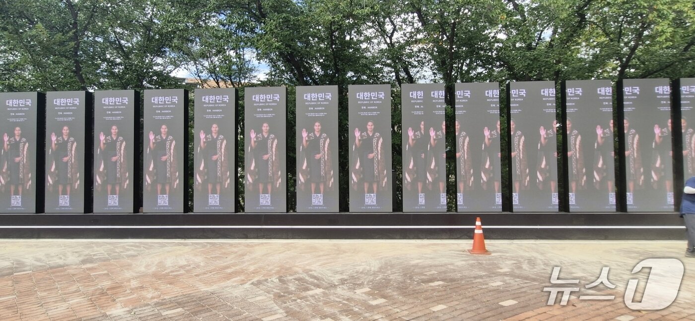 본문 이미지 - 경북 경주 보문관광단지에 설치된 'POST APEC 미디어월' 전광판에 '대한민국'이라는 국가명과 다른 나라의 전통 복식 이미지가 잘못 매칭돼 표출되고 있다. (경북문화관광공사 제공. 재판매 및 DB 금지)