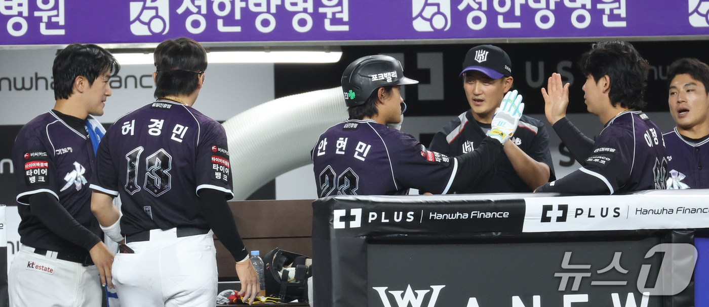 (대전=뉴스1) 김기남 기자 = 15일 대전 한화생명볼파크에서 열린 2026 신한 SOL KBO리그 KT위즈와 한화 이글스의 경기에서 KT  안현민이 3회초 솔로 홈런을 치고 더그 …
