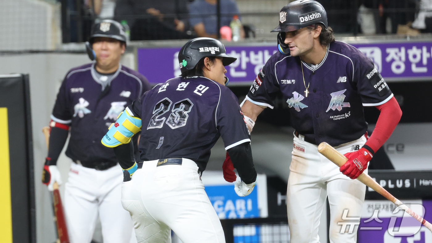 (대전=뉴스1) 김기남 기자 = 15일 대전 한화생명볼파크에서 열린 2026 신한 SOL KBO리그 KT위즈와 한화 이글스의 경기에서 KT  안현민이 3회초 솔로 홈런을 치고 홈에 …