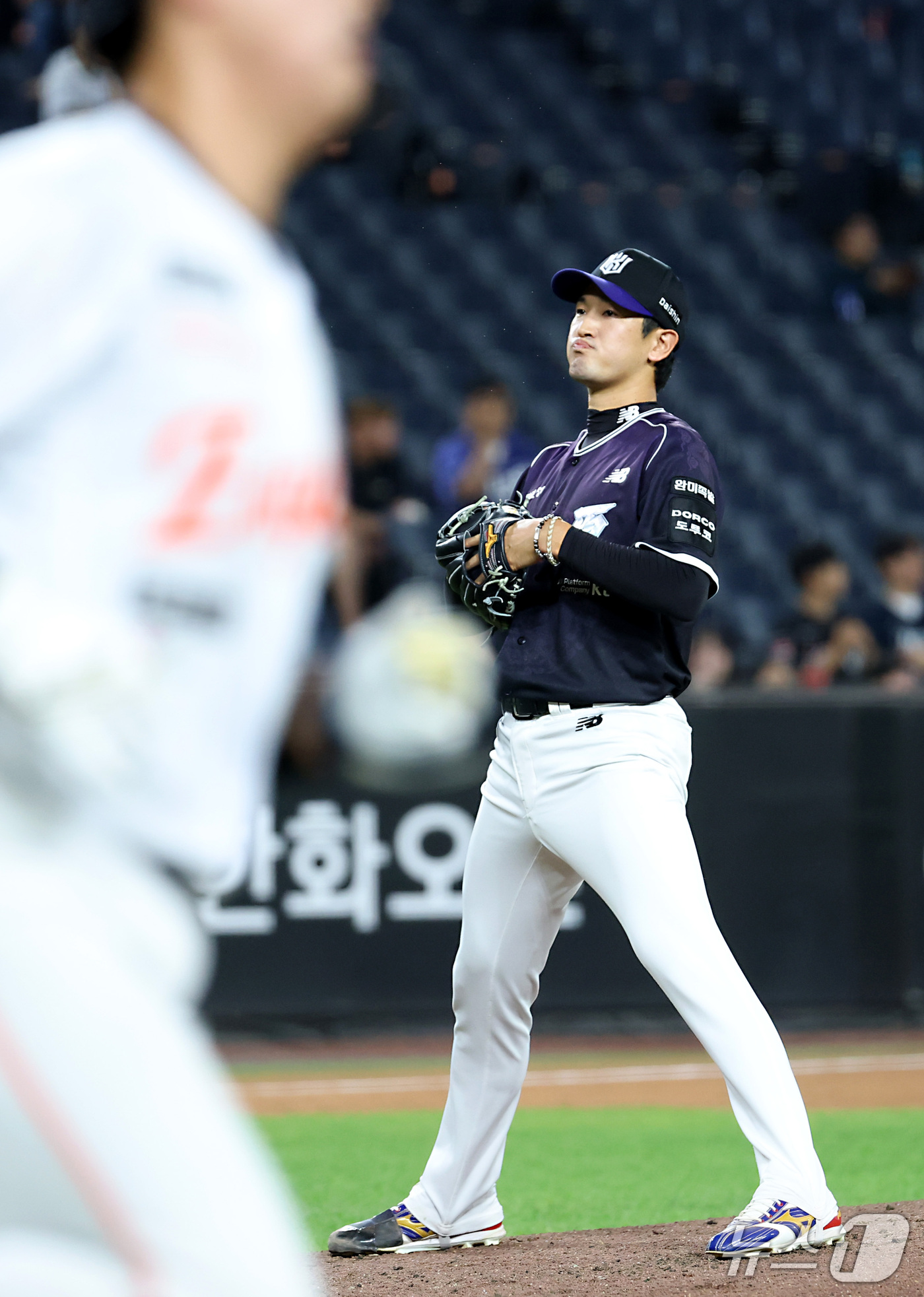 (대전=뉴스1) 김기남 기자 = 15일 대전 한화생명볼파크에서 열린 2026 신한 SOL KBO리그 KT위즈와 한화 이글스의 경기에서 KT 선발 고영표가 허인서에게 첫 안타를 허용 …