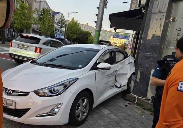 청주 산남동서 차량 2대 충돌로 인도 돌진…인명 피해 없어