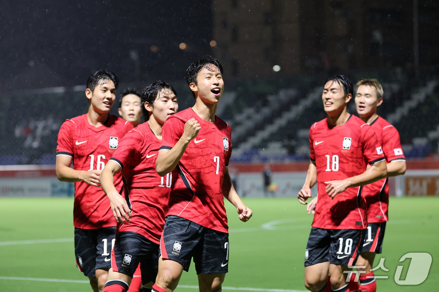 (나고야=뉴스1) 안은나 기자 = 15일 오후 일본 나고야 미즈호 파크 럭비 필드에서 열린 2026 아이치·나고야 아시안게임 남자축구 D조 예선 대한민국과 카타르의 경기에서 엄지성 …