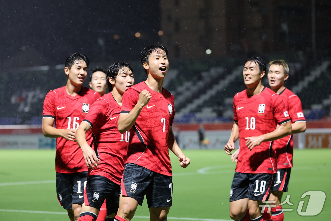 본문 이미지 - 15일 오후 일본 나고야 미즈호 파크 럭비 필드에서 열린 2026 아이치·나고야 아시안게임 남자축구 D조 예선 대한민국과 카타르의 경기에서 엄지성이 선제골을 넣고 기뻐하고 있다. 2026.9.15 ⓒ 뉴스1 안은나 기자