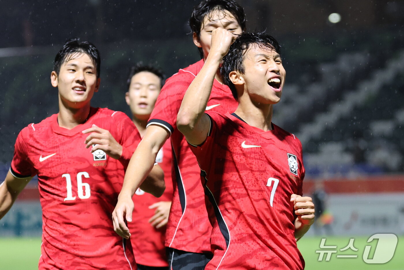 본문 이미지 - 15일 오후 일본 나고야 미즈호 파크 럭비 필드에서 열린 2026 아이치·나고야 아시안게임 남자축구 D조 예선 대한민국과 카타르의 경기에서 엄지성이 선제골을 넣고 기뻐하고 있다. 2026.9.15 ⓒ 뉴스1 안은나 기자