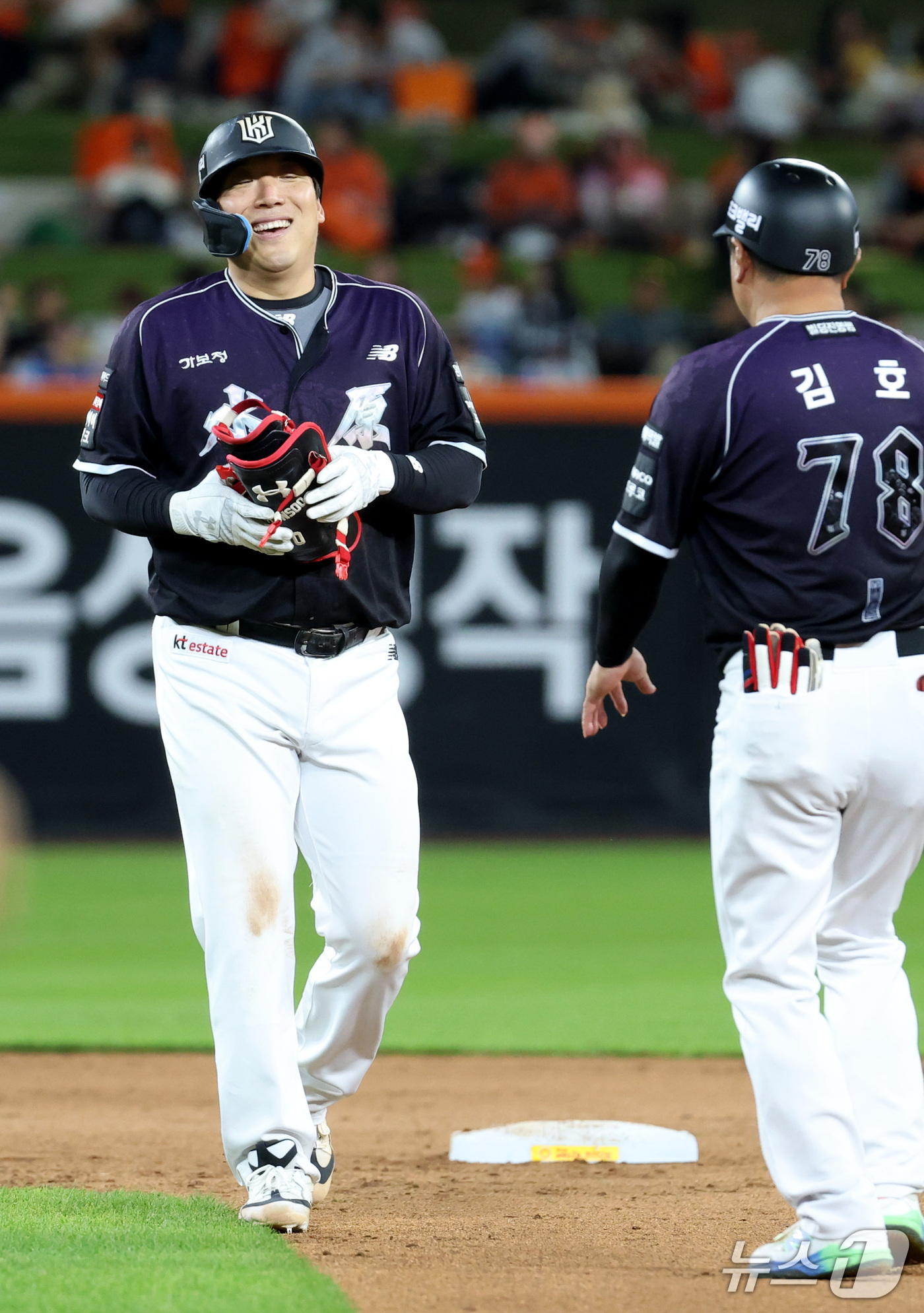(대전=뉴스1) 김기남 기자 = 15일 대전 한화생명볼파크에서 열린 2026 신한 SOL KBO리그 KT위즈와 한화 이글스의 경기에서 KT 김현수가 5회초 2루타를 치며 역대 2번 …