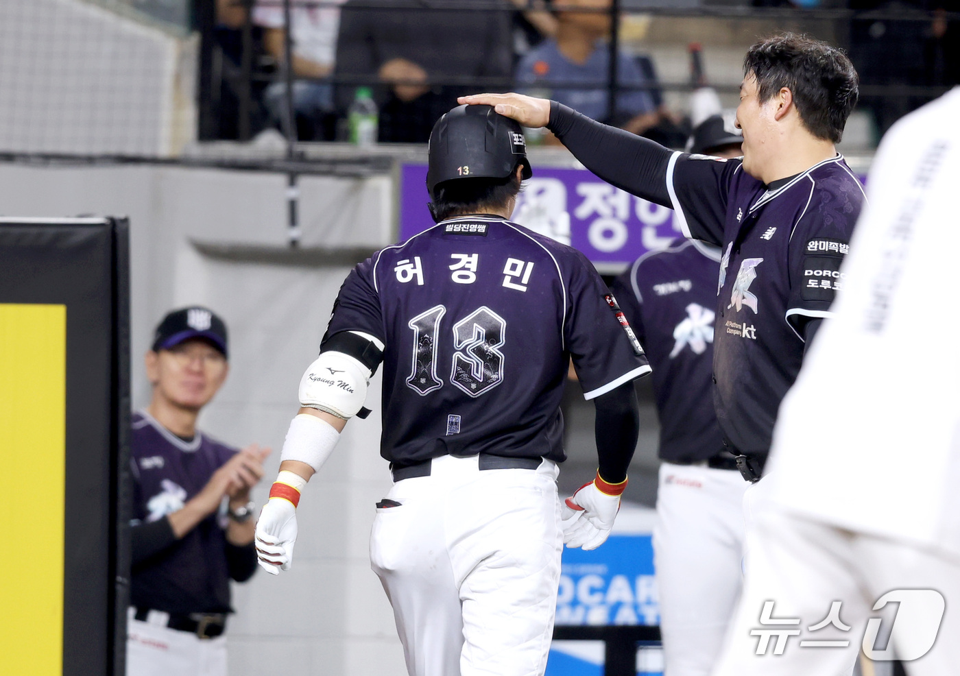 (대전=뉴스1) 김기남 기자 = 15일 대전 한화생명볼파크에서 열린 2026 신한 SOL KBO리그 KT위즈와 한화 이글스의 경기에서 KT 허경민이 5회초 2타점 홈런을 친 뒤 홈 …