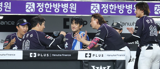 5백 2루타 축하받는 김현수