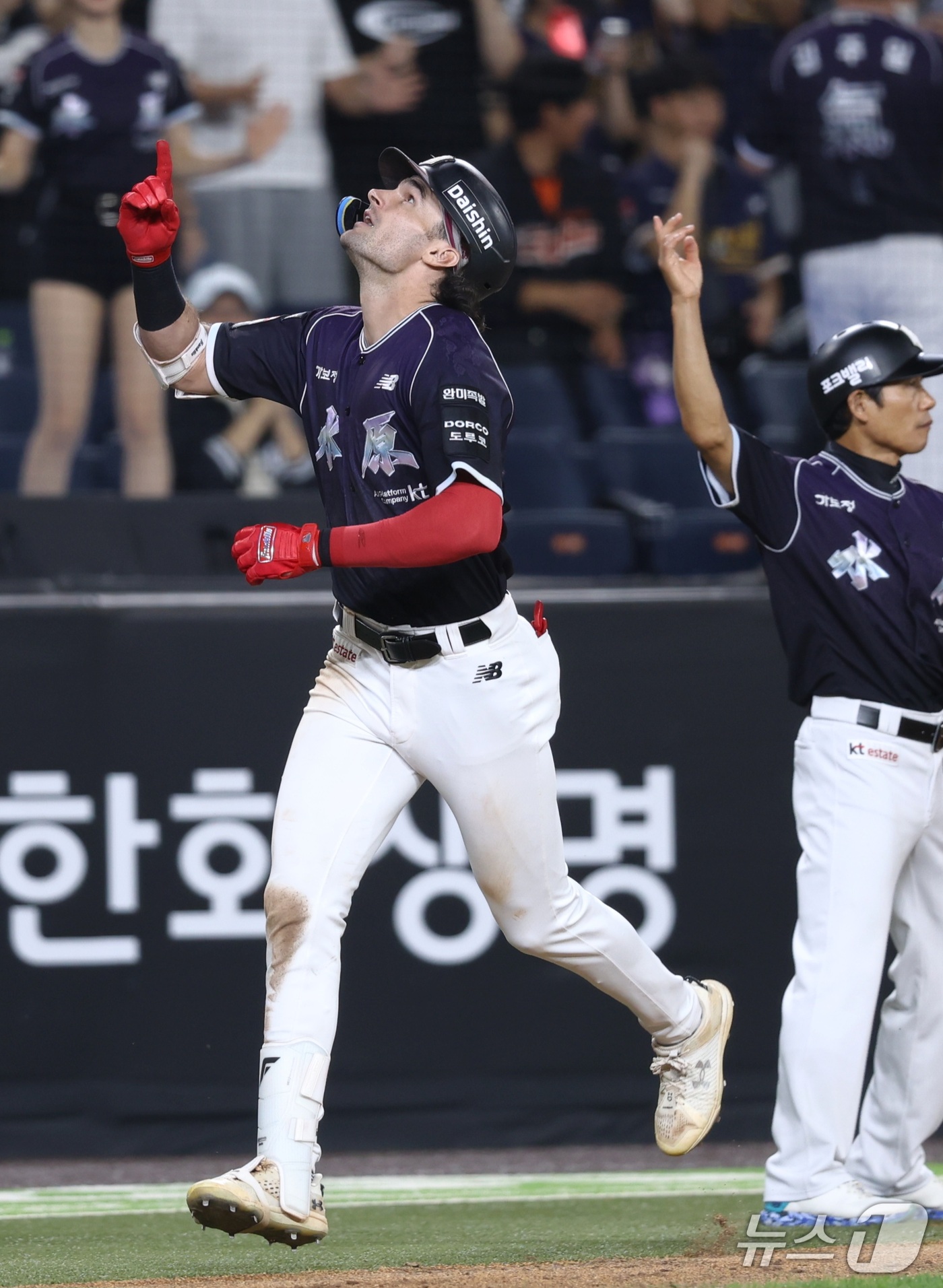 (대전=뉴스1) 김기남 기자 = 15일 대전 한화생명볼파크에서 열린 2026 신한 SOL KBO리그 KT위즈와 한화 이글스의 경기에서 KT 힐리어드가 6회초 경기장 밖으로 나가는 …