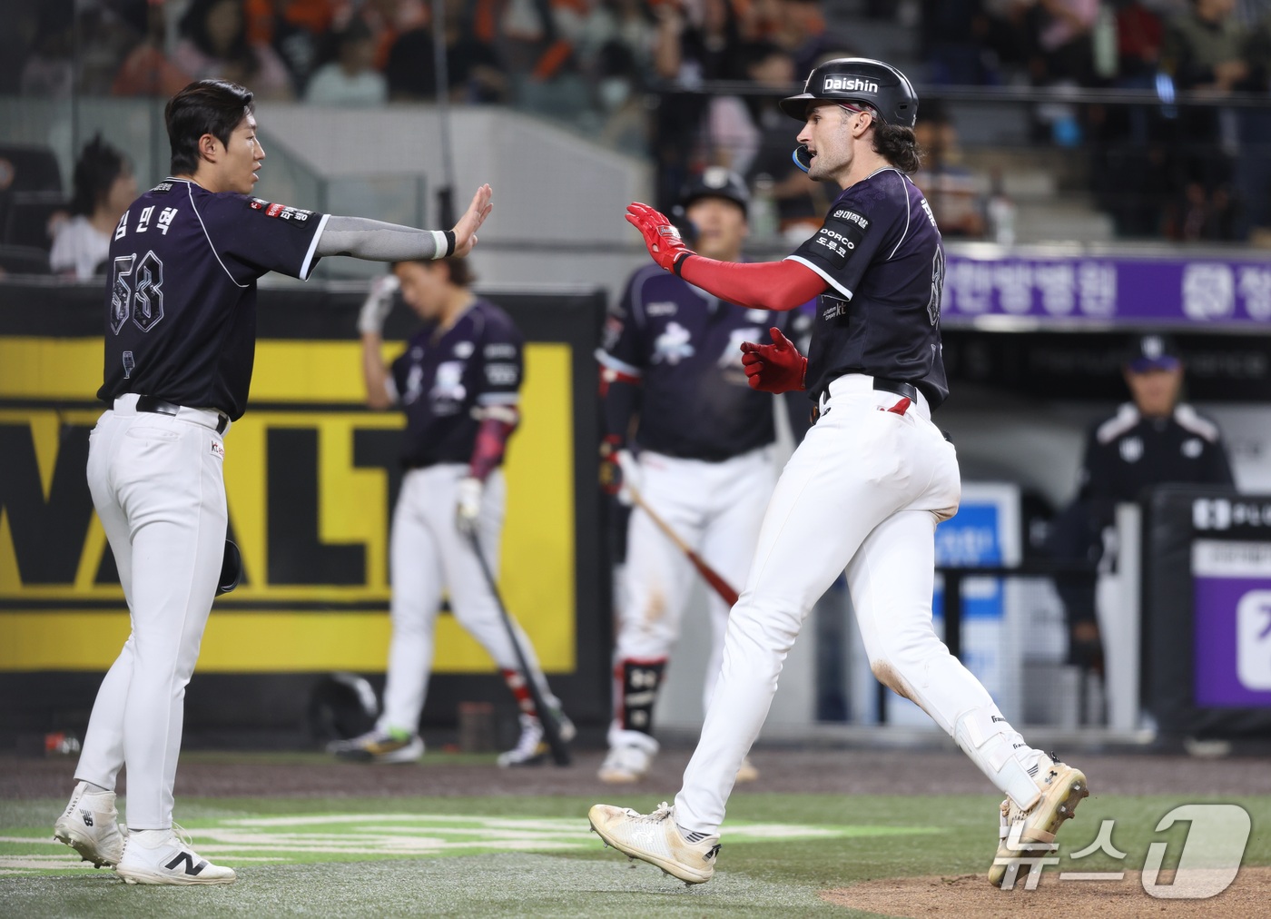 (대전=뉴스1) 김기남 기자 = 15일 대전 한화생명볼파크에서 열린 2026 신한 SOL KBO리그 KT위즈와 한화 이글스의 경기에서 KT 힐리어드가 6회초 경기장 밖으로 나가는 …