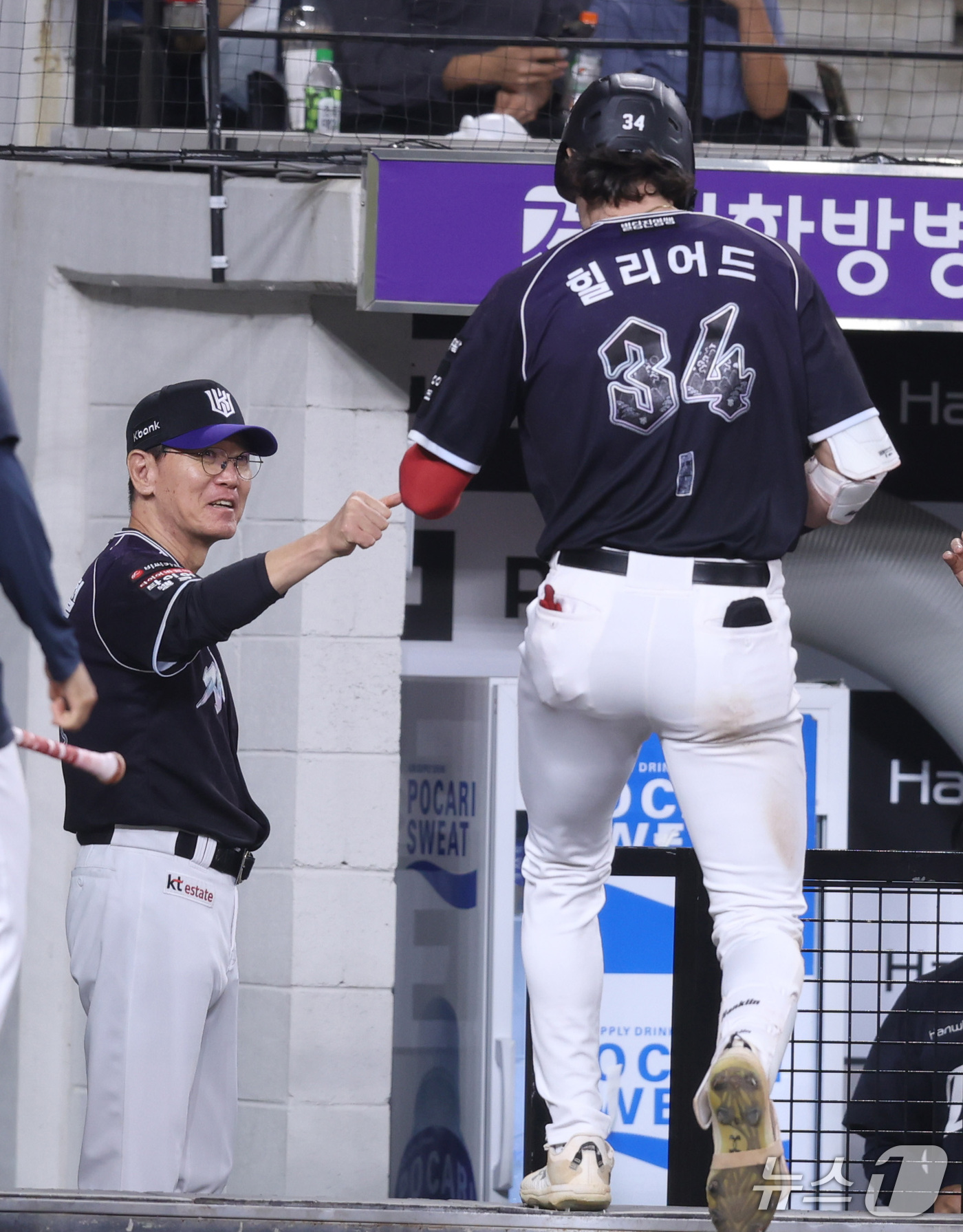 (대전=뉴스1) 김기남 기자 = 15일 대전 한화생명볼파크에서 열린 2026 신한 SOL KBO리그 KT위즈와 한화 이글스의 경기에서 KT  힐리어드가 8회초 홈런을 치며 이강철 …