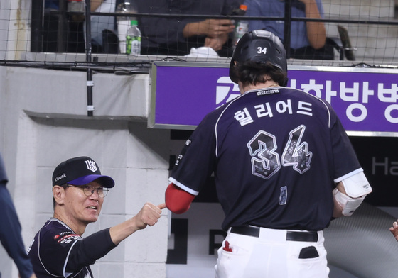 기뻐하는 이강철 감독
