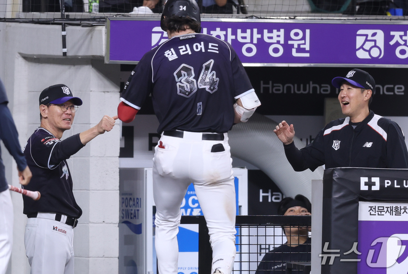 (대전=뉴스1) 김기남 기자 = 15일 대전 한화생명볼파크에서 열린 2026 신한 SOL KBO리그 KT위즈와 한화 이글스의 경기에서 KT  힐리어드가 8회초 홈런을 치며 이강철 …