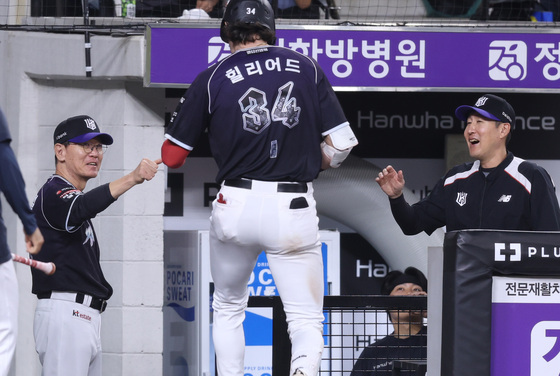 기뻐하는 이강철 감독, 정규리그 우승 가자!