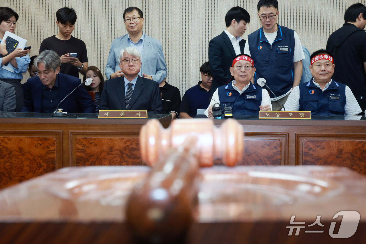 (서울=뉴스1) 이호윤 기자 = 김정환 서울시버스사업조합 이사장과 박점곤 서울시버스노동조합 위원장이 15일 오후 서울 영등포구 서울지방노동위원회에서 재개된 제2차 조정회의에 참석해 …