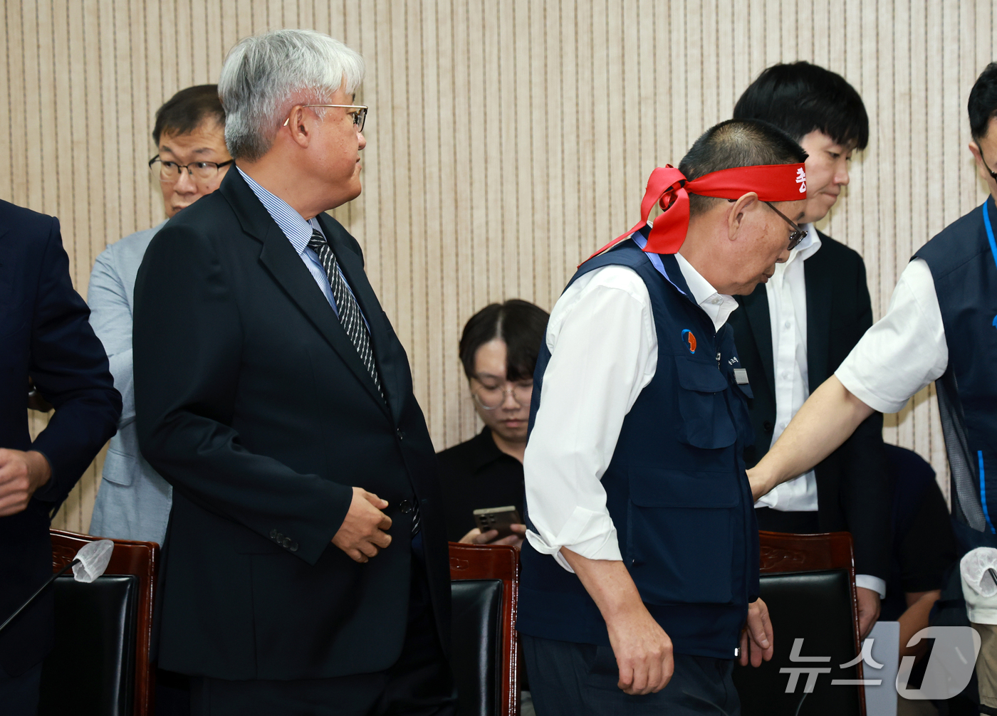 (서울=뉴스1) 이호윤 기자 = 김정환 서울시버스사업조합 이사장(왼쪽)과 박점곤 서울시버스노동조합 위원장이 15일 오후 서울 영등포구 서울지방노동위원회에서 재개된 제2차 조정회의에 …