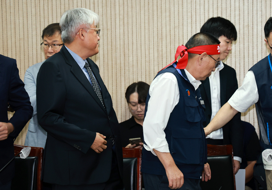 자리 나서는 김정환 이사장과 박점곤 위원장
