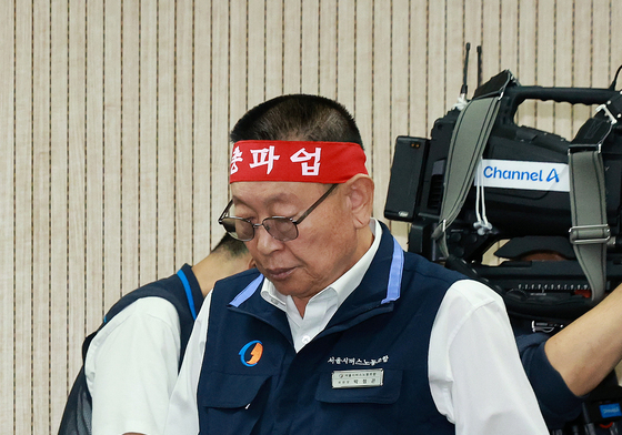 재개된 조정회의 입장하는 박점곤 위원장