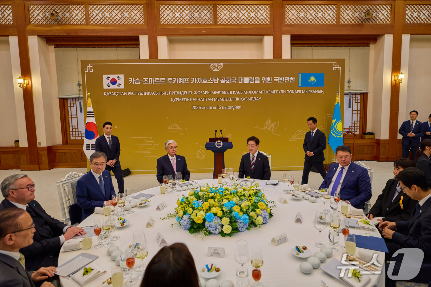 (서울=뉴스1) 허경 기자 = 이재명 대통령과 카심조마르트 토카예프 카자흐스탄 대통령이 15일 청와대에서 열린 국빈 만찬에 참석해 있다. (청와대 제공. 재판매 및 DB 금지) 2 …