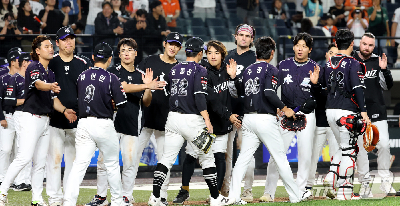 (대전=뉴스1) 김기남 기자 = 15일 대전 한화생명볼파크에서 열린 2026 신한 SOL KBO리그 KT위즈와 한화 이글스의 경기에서 kt가 승리하며 선수들이 하이파이브 하고 있다 …