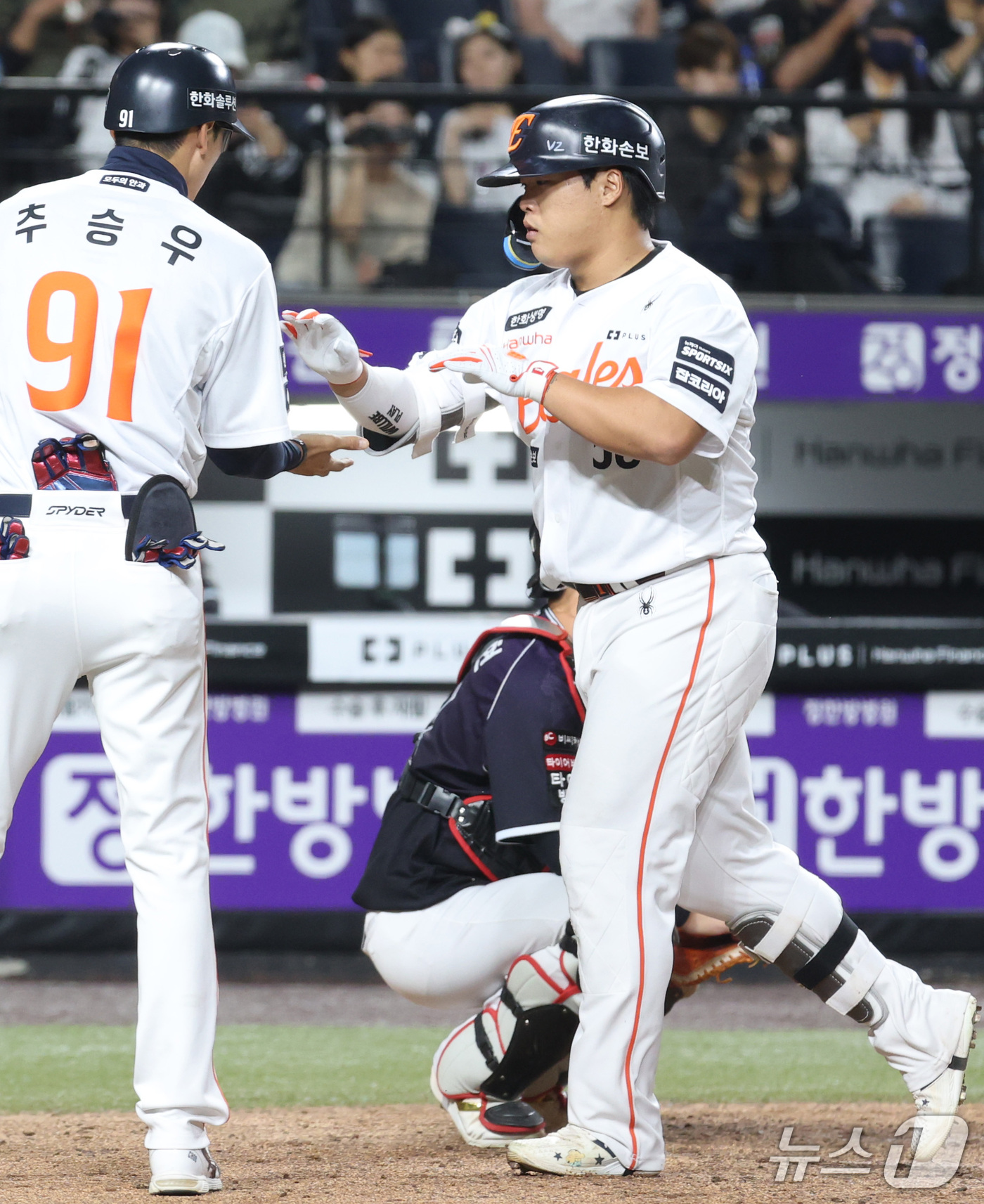 (대전=뉴스1) 김기남 기자 = 15일 대전 한화생명볼파크에서 열린 2026 신한 SOL KBO리그 KT위즈와 한화 이글스의 경기에서 9회말 한화 강백호가 2점 홈런을 치고 있다. …