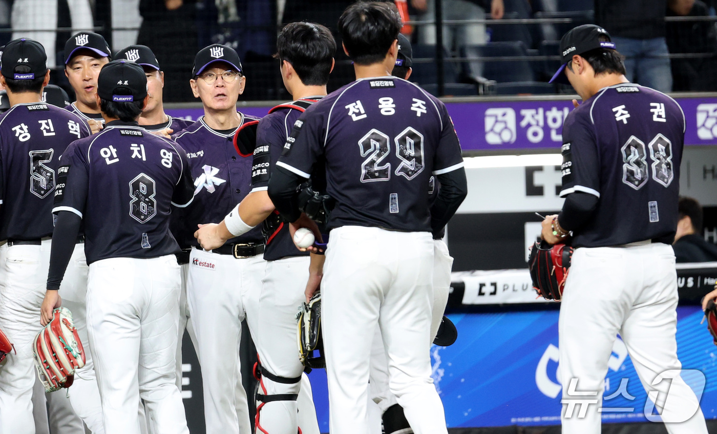(대전=뉴스1) 김기남 기자 = 15일 대전 한화생명볼파크에서 열린 2026 신한 SOL KBO리그 KT위즈와 한화 이글스의 경기에서 KT가 승리하며  이강철 감독과 선수들이 하이 …