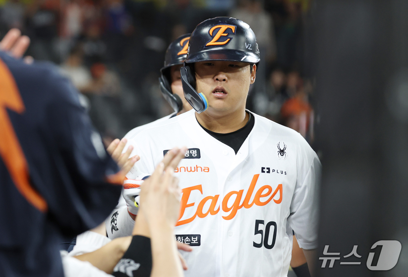 (대전=뉴스1) 김기남 기자 = 15일 대전 한화생명볼파크에서 열린 2026 신한 SOL KBO리그 KT위즈와 한화 이글스의 경기에서 9회말 한화 강백호가 2타점 홈런을 치고 더그 …
