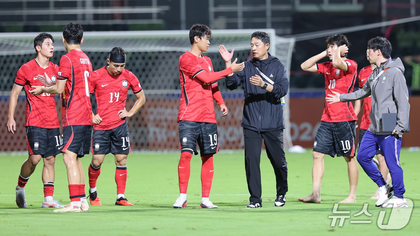 (나고야=뉴스1) 안은나 기자 = 15일 오후 일본 나고야 미즈호 파크 럭비 필드에서 열린 2026 아이치·나고야 아시안게임 남자축구 D조 예선 대한민국과 카타르의 경기에서 4대1 …