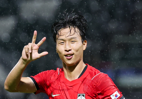 엄지성 '세 골 넣었어요'