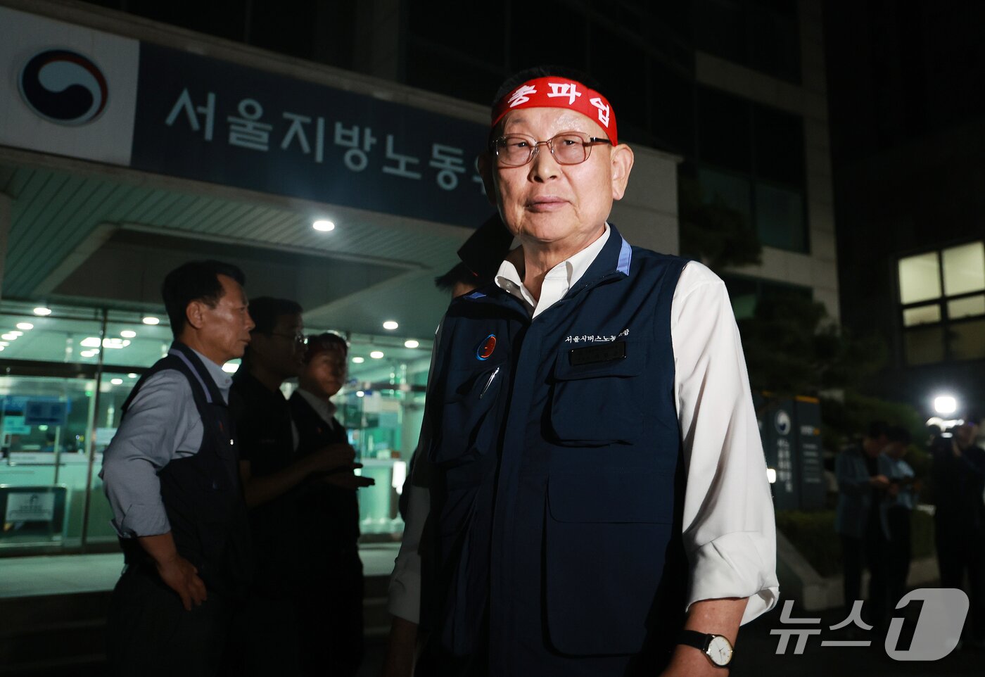본문 이미지 - 박점곤 서울시버스노조 위원장이 15일 서울 영등포구 서울지방노동위원회에서 버스노조의 노동 쟁의 관련 분쟁에 대한 2차 조정 회의가 결렬된 뒤 건물 밖으로 나서고 있다. 2026.9.15 ⓒ 뉴스1 이호윤 기자