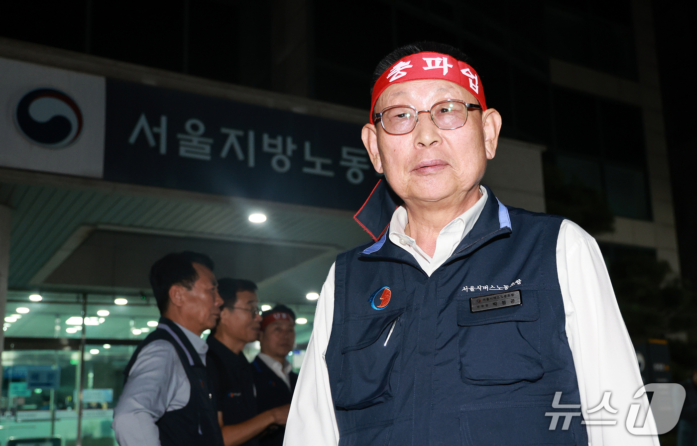 (서울=뉴스1) 이호윤 기자 = 박점곤 서울시버스노조 위원장이 15일 서울 영등포구 서울지방노동위원회에서 버스노조의 노동 쟁의 관련 분쟁에 대한 2차 조정 회의가 결렬된 뒤 건물 …