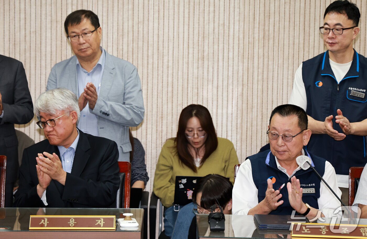 본문 이미지 - 김정환 서울시버스사업조합 이사장과 박점곤 서울시버스노동조합 위원장이 16일 서울 영등포구 서울지방노동위원회에서 열린 특별조정위원회 2차 사후 조정 회의에서 서울 시내버스 노사 협상에 극적으로 합의한 뒤 박수를 치고 있다. 2026.9.16 ⓒ 뉴스1 이호윤 기자