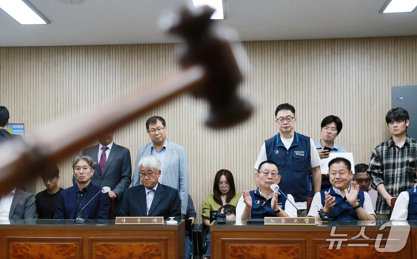 본문 이미지 - 김정환 서울시버스사업조합 이사장과 박점곤 서울시버스노동조합 위원장을 비롯한 참석자들이 16일 서울 영등포구 서울지방노동위원회에서 열린 특별조정위원회 2차 사후 조정 회의에서 서울 시내버스 노사 협상에 극적으로 합의한 뒤 박수를 치고 있다. 2026.9.16 ⓒ 뉴스1 이호윤 기자