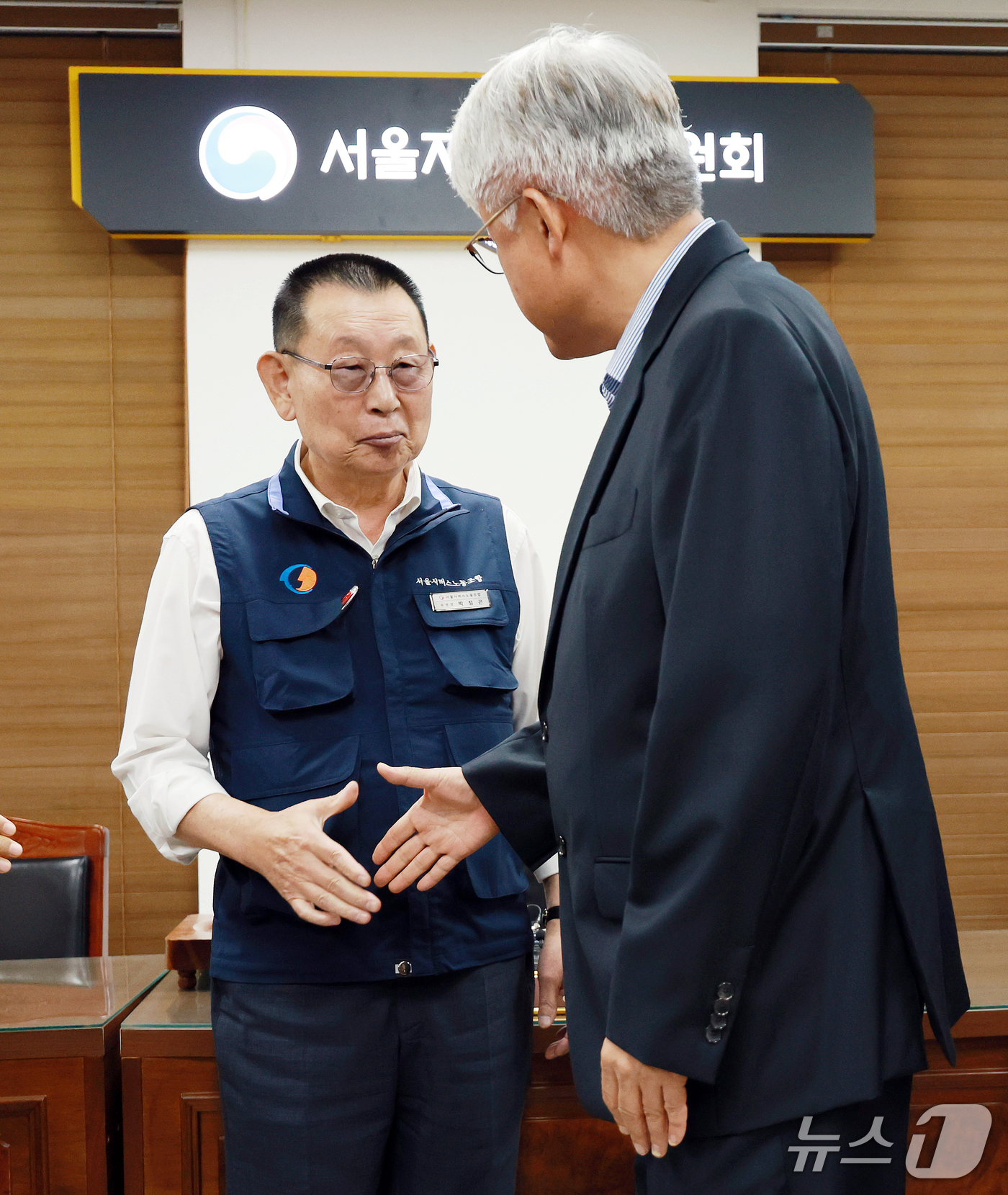 (서울=뉴스1) 이호윤 기자 = 김정환 서울시버스사업조합 이사장(오른쪽)과 박점곤 서울시버스노동조합 위원장이 16일 서울 영등포구 서울지방노동위원회에서 열린 특별조정위원회 2차 사 …