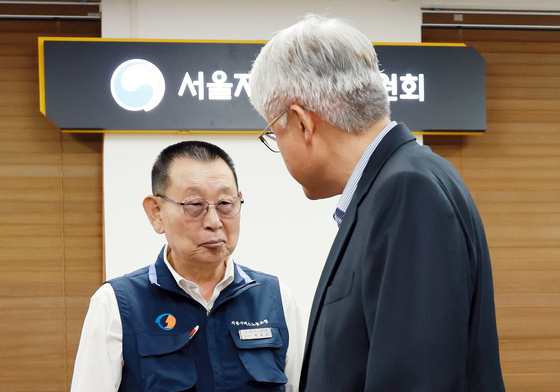 악수 나누는 김정환 이사장과 박점곤 위원장