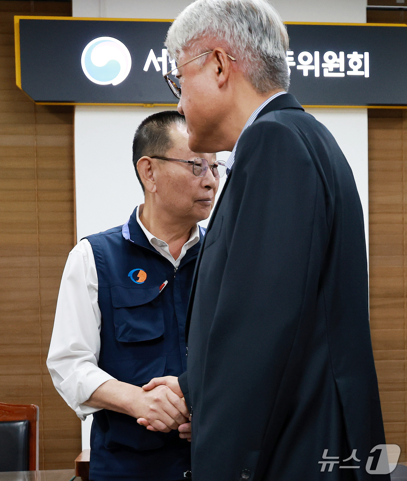 (서울=뉴스1) 이호윤 기자 = 김정환 서울시버스사업조합 이사장(오른쪽)과 박점곤 서울시버스노동조합 위원장이 16일 서울 영등포구 서울지방노동위원회에서 열린 특별조정위원회 2차 사 …