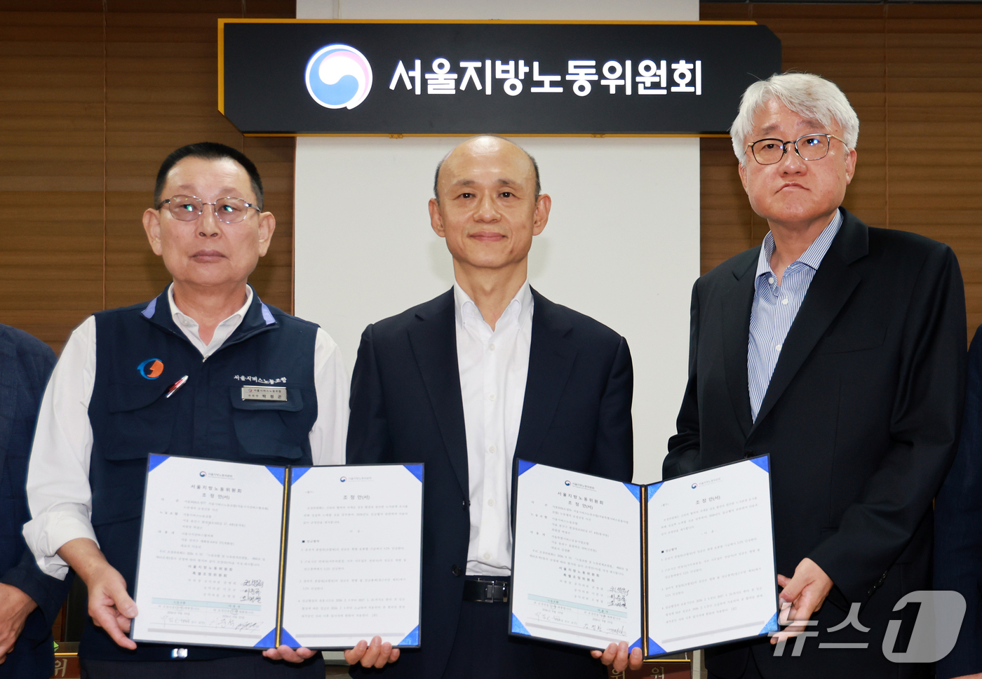 (서울=뉴스1) 이호윤 기자 = 박점곤 서울시버스노동조합 위원장(왼쪽부터), 권병희 서울지노위 조정위원장과 김정환 서울시버스사업조합 이사장을 비롯한 참석자들이 16일 서울 영등포구 …