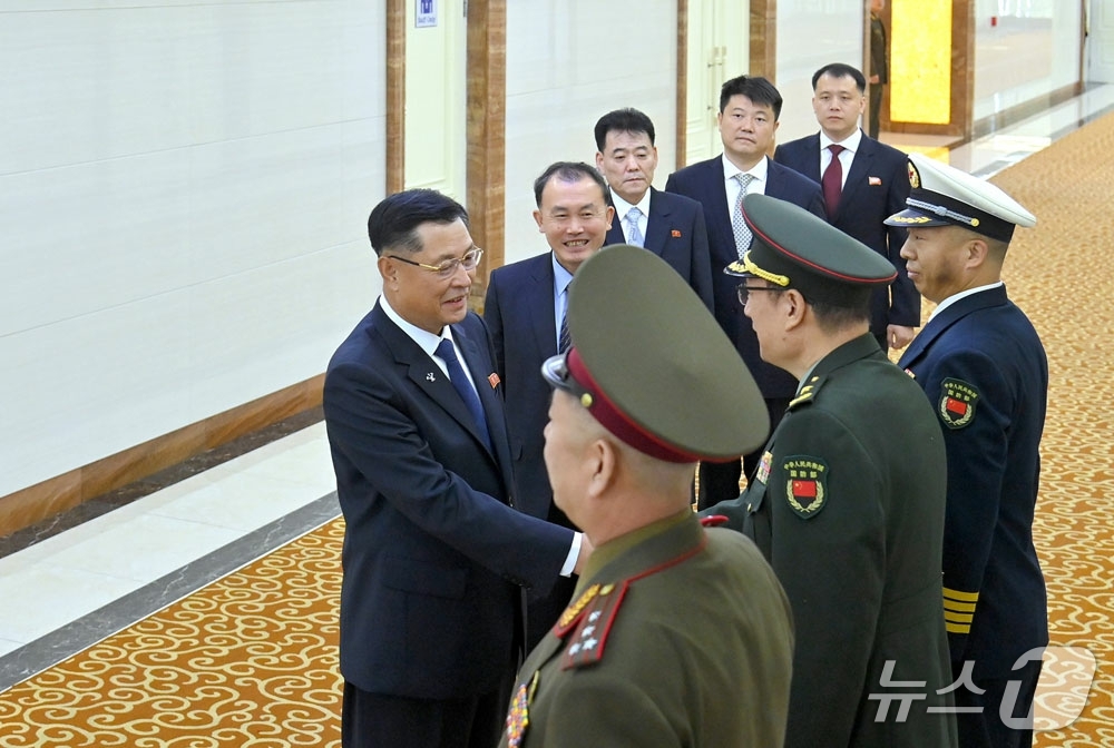 (평양 노동신문=뉴스1) = 북한 노동당 기관지 노동신문은 16일 "국방성 부상 김강일 동지를 단장으로 하는 조선민주주의인민공화국 국방성 대표단이 중국에서 진행되는 제13차 베이징 …