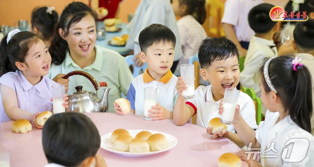 (평양 노동신문=뉴스1) = 북한 노동당 기관지 노동신문은 16일 전국의 어린이들에게 젖제품(유제품)을 공급하는 육아 정책을 선전하며 "아이들이 있는 곳이라면 이 나라 방방곡곡 어 …