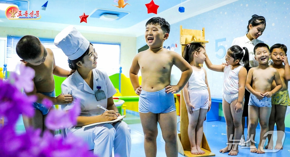(평양 노동신문=뉴스1) = 북한 노동당 기관지 노동신문은 16일 전국의 어린이들에게 젖제품(유제품)을 공급하는 육아 정책을 선전하며 "아이들이 있는 곳이라면 이 나라 방방곡곡 어 …