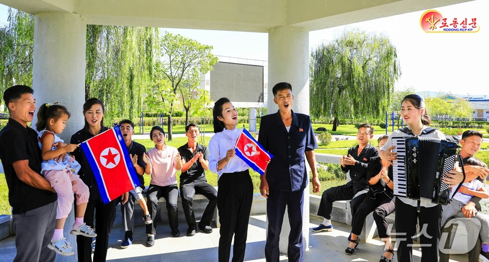 (평양 노동신문=뉴스1) = 북한 노동당 기관지 노동신문은 16일 농업과학원 축산학연구소 삼광연구분소와 운전군 삼광기술고급중학교, 문화회관 등을 소개하며 '현대화' 대상이 된 평안 …