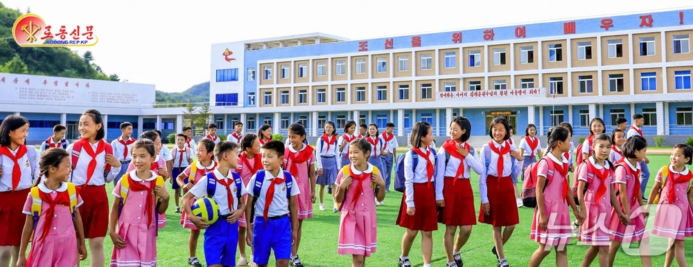 (평양 노동신문=뉴스1) = 북한 노동당 기관지 노동신문은 16일 농업과학원 축산학연구소 삼광연구분소와 운전군 삼광기술고급중학교, 문화회관 등을 소개하며 '현대화' 대상이 된 평안 …