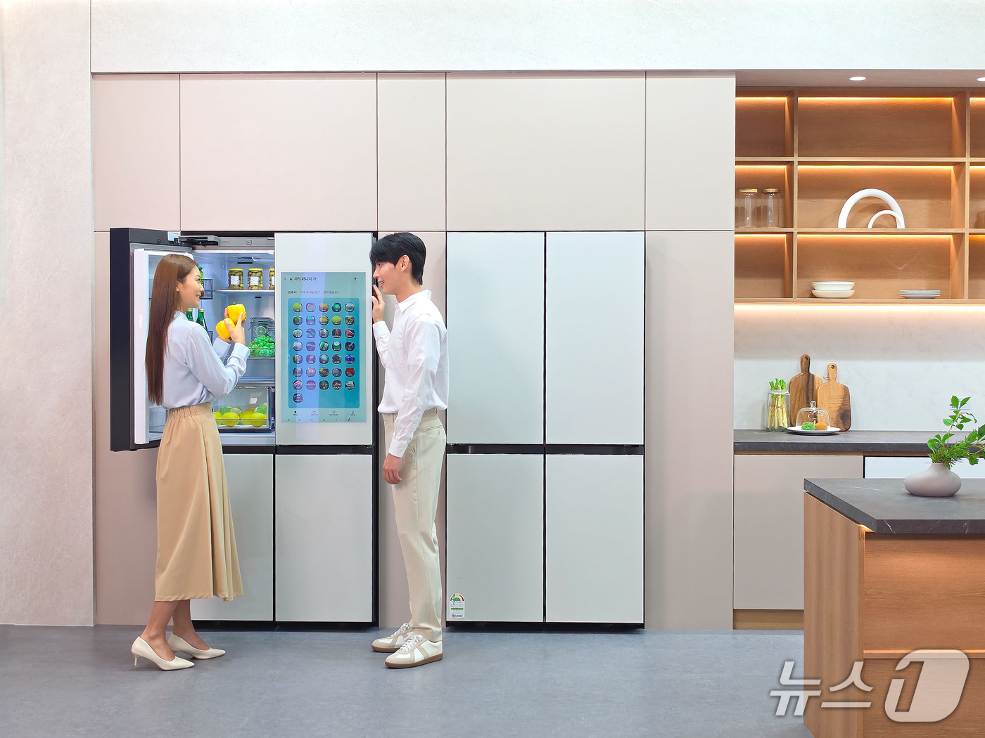 (서울=뉴스1) = 삼성전자가 16일 '2026 기후산업국제박람회'에 참가해 독보적인 AI 기술과 고효율 가전을 결합한 에너지 절감 솔루션을 대거 선보인다고 밝혔다.이날부터 18일 …