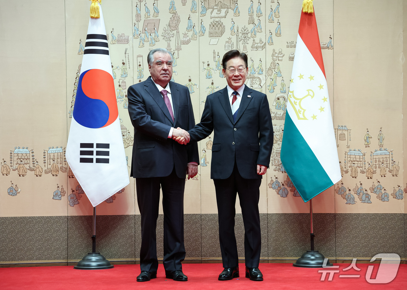 (서울=뉴스1) 이재명 기자 = 이재명 대통령과 에모말리 라흐몬 타지키스탄 대통령이 16일 청와대에서 정상회담에 앞서 기념촬영을 하고 있다. (청와대통신사진기자단) 2026.9.1 …