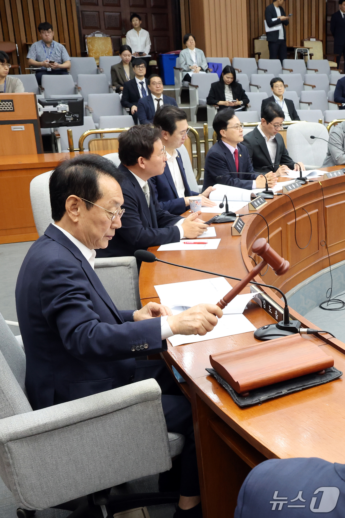 (서울=뉴스1) 황기선 기자 = 김도읍 위원장이 16일 오전 서울 여의도 국회에서 열린 대법관(김성수)임명동의에관한인사청문특별위원회 전체회의에서 의사봉을 두드리고 있다.  2026 …