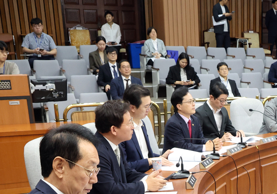 의사봉 두드리는 김도읍 위원장