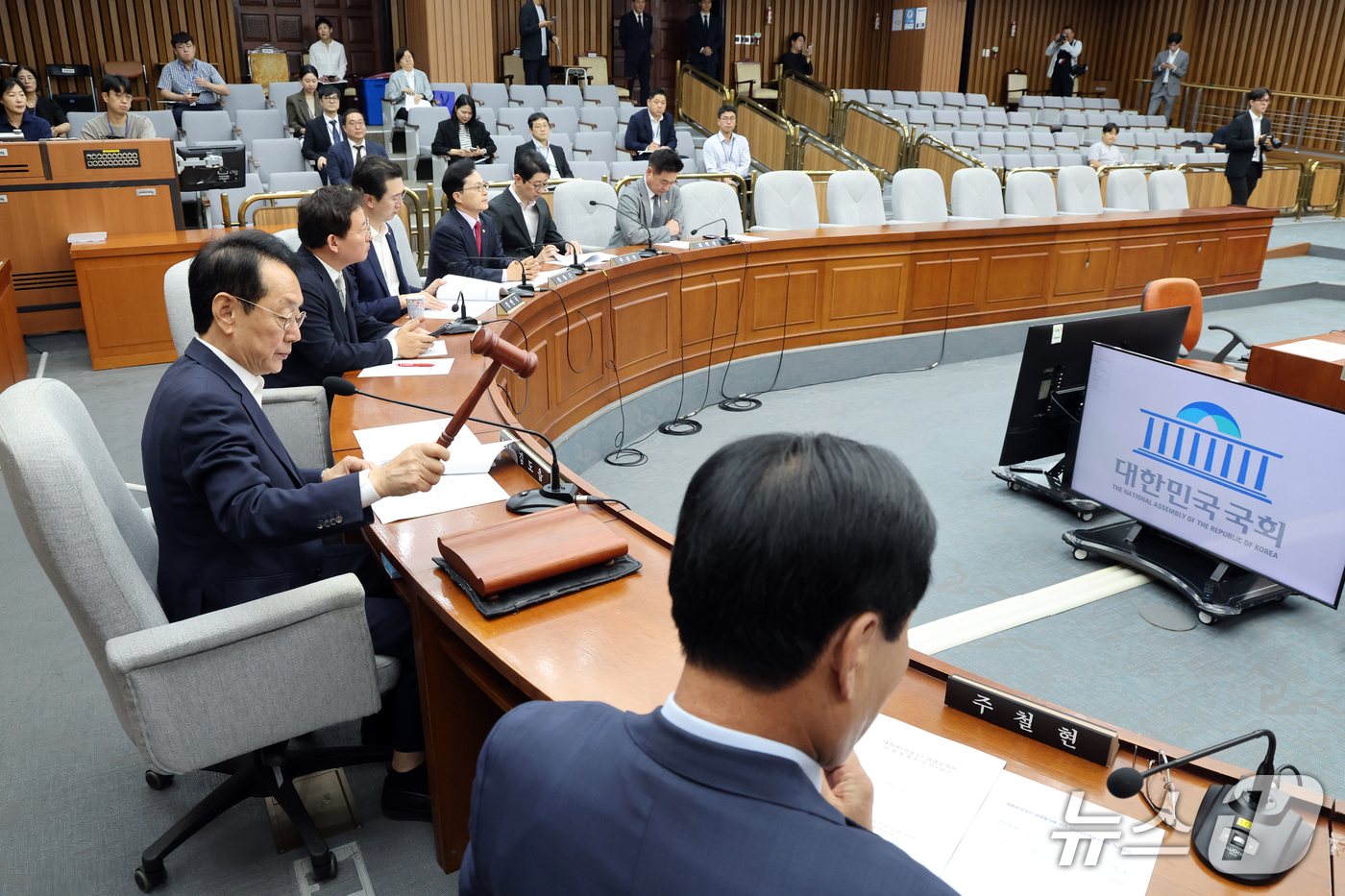 (서울=뉴스1) 황기선 기자 = 김도읍 위원장이 16일 오전 서울 여의도 국회에서 열린 대법관(김성수)임명동의에관한인사청문특별위원회 전체회의에서 의사봉을 두드리고 있다.  2026 …