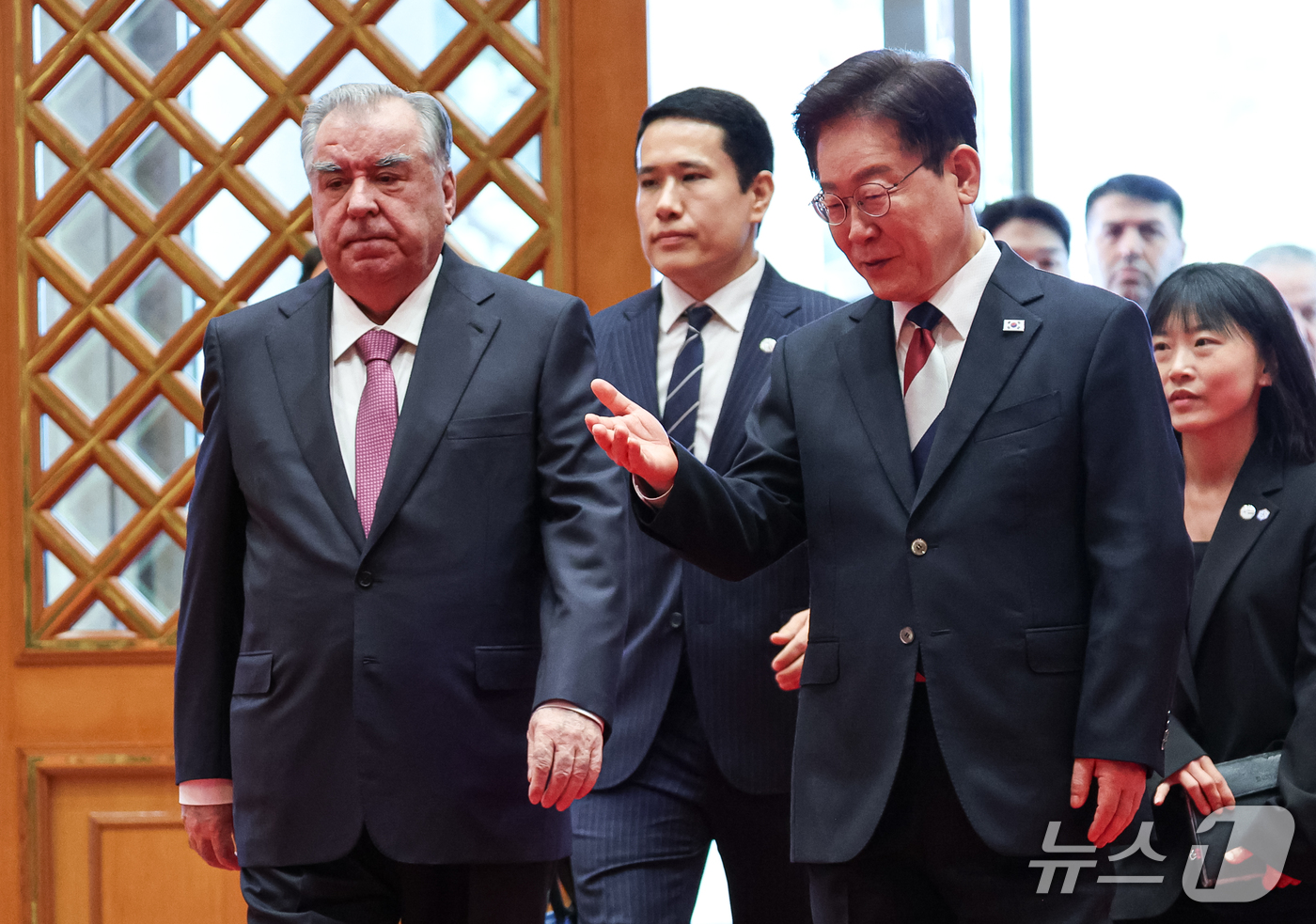 (서울=뉴스1) 이재명 기자 = 이재명 대통령과 에모말리 라흐몬 타지키스탄 대통령이 16일 청와대에서 정상회담을 하기 위해 입장하고 있다. (청와대통신사진기자단) 2026.9.16 …