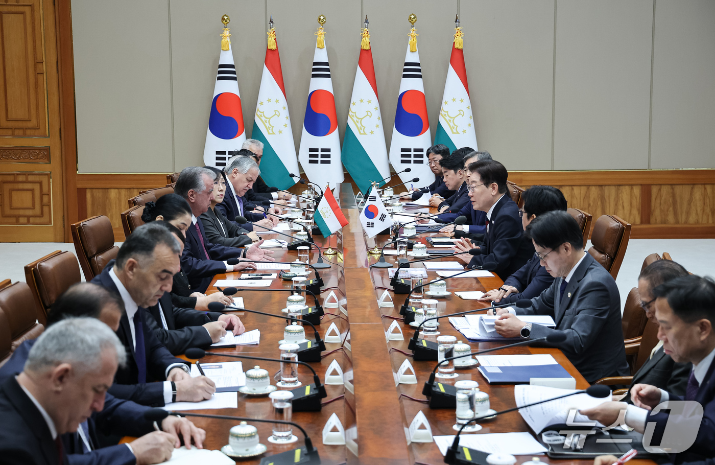 (서울=뉴스1) 이재명 기자 = 이재명 대통령이 16일 청와대에서 열린 에모말리 라흐몬 타지키스탄 대통령과의 정상회담에서 발언하고 있다. (청와대통신사진기자단) 2026.9.16/ …