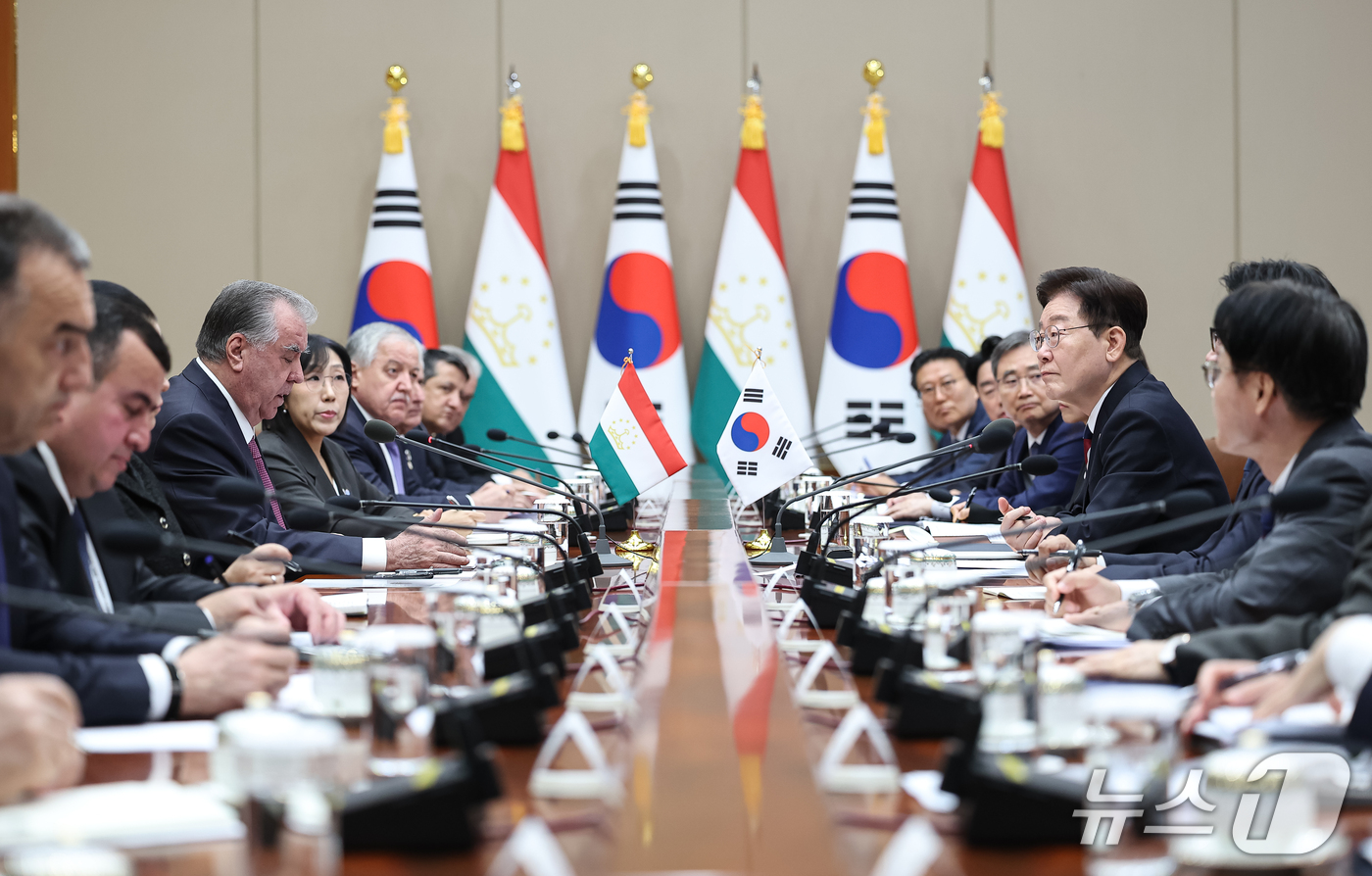 (서울=뉴스1) 이재명 기자 = 에모말리 라흐몬 타지키스탄 대통령이 16일 청와대에서 열린 이재명 대통령과의 정상회담에서 발언하고 있다. (청와대통신사진기자단) 2026.9.16/ …