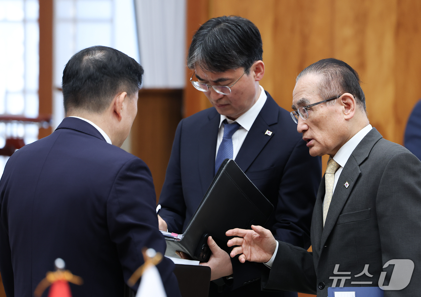 (서울=뉴스1) 이재명 기자 = 위성락 국가안보실장과 임웅순 안보실 제2차장이 16일 청와대에서 열린 이재명 대통령과 에모말리 라흐몬 타지키스탄 대통령의 정상회담에서 대화를 하고 …